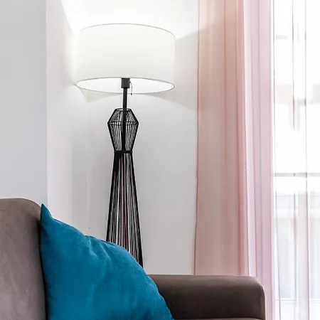 Mombello 50 - Center アパート