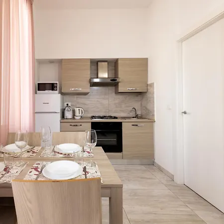 Mombello 50 - Center アパート